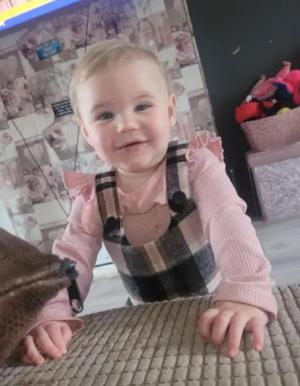 "Un îngeraş mic şi frumos". O fetiţă de 1 an şi jumătate din UK, omorâtă de câinele familiei, cumpărat de abia o săpămână