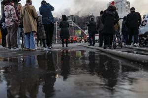 Incendiu masiv la magazinul Prosper din Bucureşti, precedat de o explozie; o parte din acoperiş s-a prăbuşit. Alertă extremă emisă prin RO-Alert