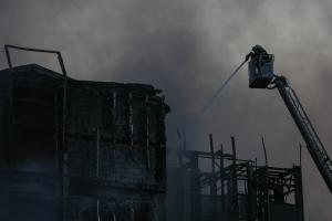 Incendiu masiv la magazinul Prosper din Bucureşti, precedat de o explozie; o parte din acoperiş s-a prăbuşit. Alertă extremă emisă prin RO-Alert