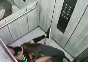 Momentul în care o tânără de 25 de ani este atacată de câinele ei, un pitbull. Cum a reuşit să scape cu viaţă