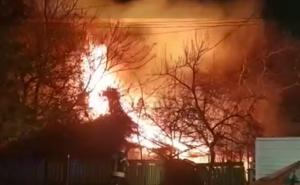 Incendiu violent în Bucureşti, după ce doi oameni ai străzii au dat foc la gunoaie ca să se încălzească