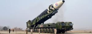 Coreea de Nord a  publicat imagini de la testatarea noului tip de rachetă intercontinentală. Kim Jong-Un a aplaudat reuşita
