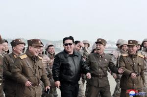 Coreea de Nord a  publicat imagini de la testatarea noului tip de rachetă intercontinentală. Kim Jong-Un a aplaudat reuşita