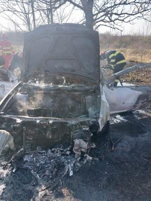 Un tânăr de 19 de ani și iubita lui, de 45, au ars de vii după ce s-au izbit cu mașina de un copac, în Arad