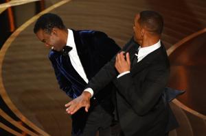 Will Smith l-a pălmuit pe Chris Rock, în timpul galei premiilor Oscar, după o glumă făcută despre soția sa. Actorul și-a cerut apoi scuze pentru gest