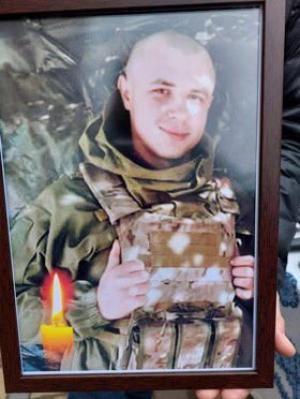 Vitaly, soldatul ucrainean care s-a aruncat în aer cu un pod pentru a opri înaintarea tancurilor ruseşti, înmormântat. Oamenii au îngenunchiat în semn de respect