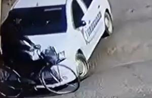 Momentul în care un biciclist aflat pe contrasens este luat pe capota unei maşini, în Găeşti