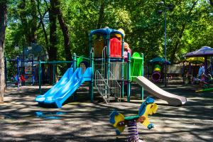ANPC a închis 15 locuri de joacă din parcurile Herăstrău, Cişmigiu şi Tineretului. La ce pericole erau expuşi copiii