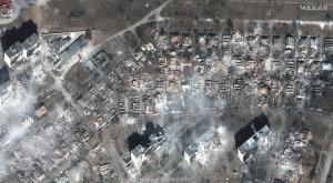 Noi imagini din satelit cu dezastrul din Mariupol. Orașul a fost aproape ras de pe fața pământului. O maternitate este evacuată cu forţa spre Rusia