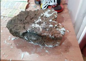 ISU a anunțat ce este pietroiul de 50 de kg care a distrus acoperișul unei case din Hunedoara. S-a lămurit misterul rocilor căzute din cer