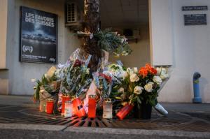 Altar de flori şi lumânări pentru familia de francezi care s-a aruncat de la etajul 7, în Elveţia. Credeau în teoriile conspiraţiei şi trăiau „retrași din societate”