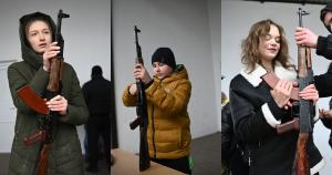 Mii de civili ucraineni se pregătesc pentru a lupta împotriva ruşilor. Copii și femei, fotografiaţi în timp ce învață cum să tragă cu mitraliera