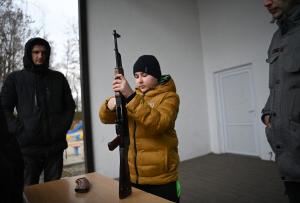 Mii de civili ucraineni se pregătesc pentru a lupta împotriva ruşilor. Copii și femei, fotografiaţi în timp ce învață cum să tragă cu mitraliera