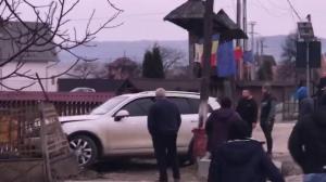 Accident pe o şosea din Maramureş. O maşină cu ucraineni a intrat în gardul unei case