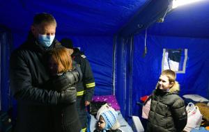 Cine este Mila, fetița din Ucraina care l-a îmbrățișat pe Klaus Iohannis într-un cort pentru refugiați din Vama Siret. I-a cerut ciocolată