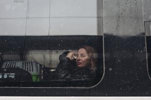 Durere şi neputinţă: Un bărbat îşi ia adio de la soţia şi copiii săi într-o gară din Odessa, înainte de a pleca la război