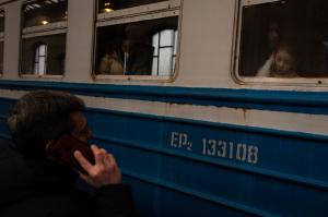 Durere şi neputinţă: Un bărbat îşi ia adio de la soţia şi copiii săi într-o gară din Odessa, înainte de a pleca la război