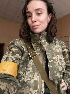 ”A trebuit să mă înrolez în armată ca să primesc un asemenea buchet”. Povestea jurnalistei din Ucraina care a îmbrăcat haina militară