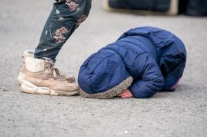 Durerea din sufletul unui copil. Obosit şi cu ochii în lacrimi, un băieţel de trei ani se prăbuşeşte la pământ imediat ce trece graniţa din Ucraina