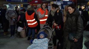Zeci de mame singure, cu copiii plângând. Gara de Nord, refugiu pentru ucrainenii care fug din calea războiului