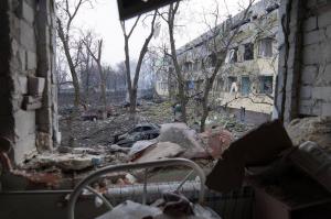 Imaginile dezastrului. Ce a mai rămas din maternitatea din Mariupol, bombardată fără milă de ruşi: ”Aţi depăşit linia umanităţii”