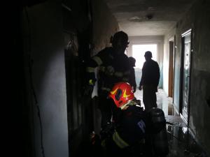 Un bărbat din Botoşani a fost scos pe braţe de pompieri, din garsoniera cuprinsă de flăcări. Incendiul ar fi izbucnit de la o lumânare