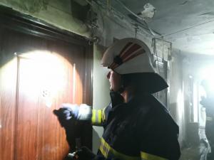 Un bărbat din Botoşani a fost scos pe braţe de pompieri, din garsoniera cuprinsă de flăcări. Incendiul ar fi izbucnit de la o lumânare