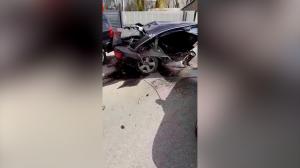 Un mort şi doi răniţi grav, după ce două maşini s-au ciocnit în Rădăuţi. În urma impactului violent, unul dintre autoturisme, cu volan pe dreapta, s-a rupt în două