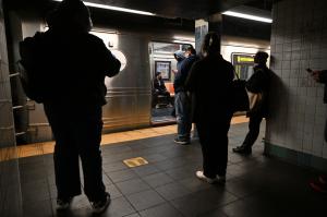 Atac la metroul din New York. Un bărbat cu mască de gaz a deschis focul, 16 răniţi
