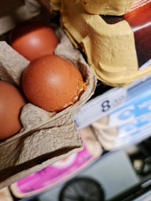 Ouă sparte, murdare de excremente şi expirate, găsite de inspectorii ANPC în magazine