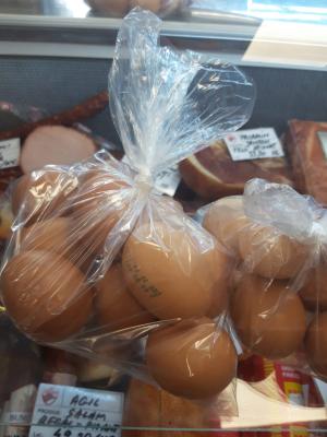 Ouă sparte, murdare de excremente şi expirate, găsite de inspectorii ANPC în magazine