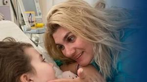 Drama din spatele unei fotografii: O mamă îi zâmbește fiicei sale, cu doar câteva momente înainte de a-i injecta o doză letală