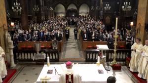 Peste un milion de români sărbătoresc Paştele Catolic. Credincioşii au mers să ia lumină şi au celebrat  Învierea Domnului