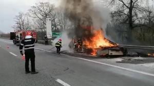 Tragedie evitată la secundă. O maşină s-a făcut scrum pe autostrada Bucureşti-Piteşti