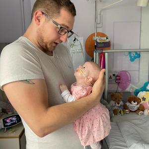 Abia născută, o fetiţă îşi aşteaptă moartea: suferă de o boală genetică rară, moştenită de la ambii părinţi. Luptă pentru viaţă într-un spital din Anglia