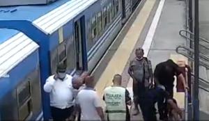 Moment dramatic surprins de camerele de supraveghere: O femeie leşină şi cade sub metroul aflat în mişcare, într-o staţie din Argentina