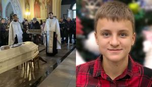 Lacrimi de durere la înmormântarea unui copil de 14 ani, ucis în timp ce încerca să fugă din Ucraina. Povestea lui Elisei, unul dintre sutele de copii ucişi în război