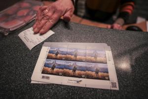 Cozi uriaşe pentru timbrele pe care apare crucişătorul "Moskva". Ucrainenii aşteaptă până la 5 ore, pentru a cumpăra "simbolul victoriei Ucrainei"