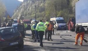 Imagini de coșmar pe Valea Oltului, după ce un Opel Corsa s-a înfipt într-un TIR la Brezoi