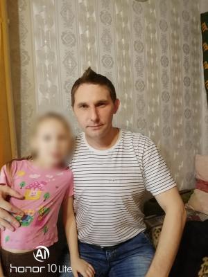 Un tată şi-a răzbunat cumplit fetiţa de 6 ani, violată de propriul naş. Sentinţa primită după moartea pedofilului rus, pe care l-a obligat să-şi sape mormântul