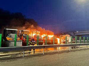 Incendiu uriaş pe şantierul drumului expres Craiova-Piteşti: Patru utilaje, distruse în proporţie de 70% după ce au luat foc