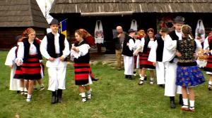 Maramureşul i-a fascinat pe turişti în ultima zi a vacanţei de Paşte. Un japonez a fost cucerit de dansurile tradiţionale româneşti