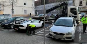Lamborghini Huracan, ridicat de poliţiştii din Cluj. Bolidul de lux în valoare de 200.000 fusese parcat pe locul dedicat persoanelor cu dizabiltăţi