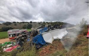 Şofer român de TIR, strivit de propria cabină, după ce s-a răsturnat în urma unui cumplit accident rutier în Spania