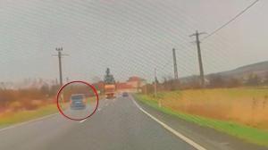 Un şofer din Maramureş a trecut pe lângă moarte. A adormit la volan şi a ajuns pe contrasens, în faţa unui TIR