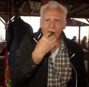 Sergiu trăieşte de 70 de ani în Israel, dar a venit 2.000 de kilometri pentru a gusta din micii din Piaţa Obor: "Am auzit că sunt cei mai buni din ţară"