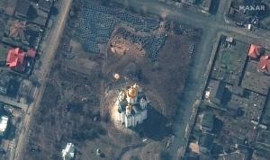 Imagini din satelit arată o groapă comună din Bucha. Șanțul are 14 metri lungime şi este săpat lângă Biserica Sf. Andrei