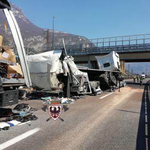 Șofer român de TIR, mort în Italia. A sfârșit în cabina strivită între alte două camioane, pe autostrada A22, în Trentino