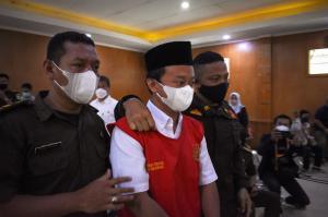 Profesor condamnat la moarte, după ce a violat 13 eleve şi a lăsat însărcinate 8 dintre ele. Soţia indonezianului ştia ce face
