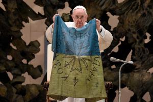 Papa Francisc a sărutat steagul Ucrainei, trimis la Vatican de la Bucha: ”Fie ca armele să tacă!”